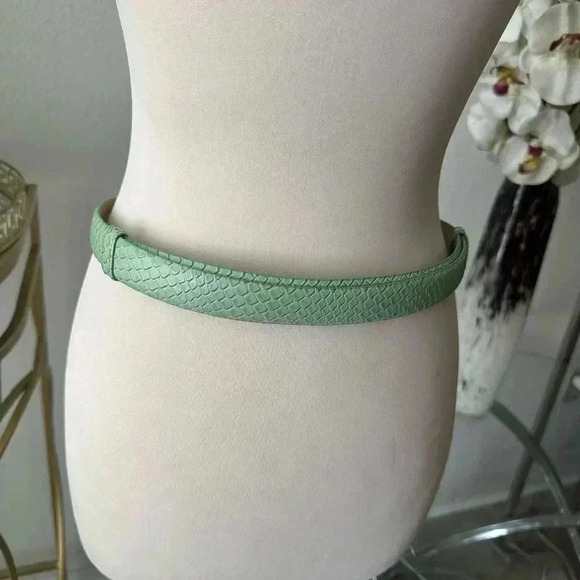 Ellen Tracy leather belt adjustable very chic - Picture 2 of 5